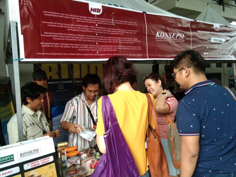 Produk UMKM Komunitas Binaan KONSEPSI Dipamerkan ke Mahasiswa Singapore