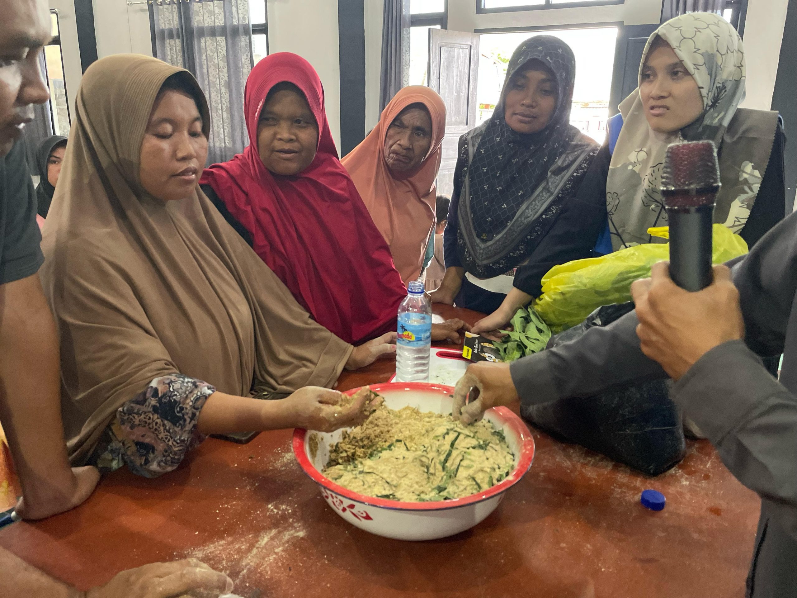 Peternak Lokal Perkuat Kapasitas Usaha Lewat Pelatihan Ternak Ayam Kampung di Desa Perigi